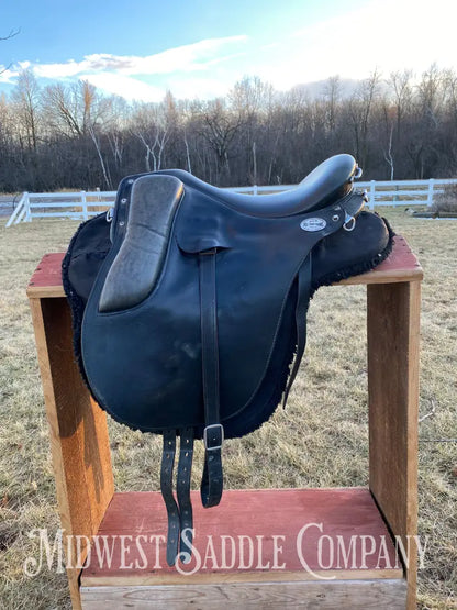 16.5” Hillview Farms Endurance Cutback Saddle - Flex Panel System