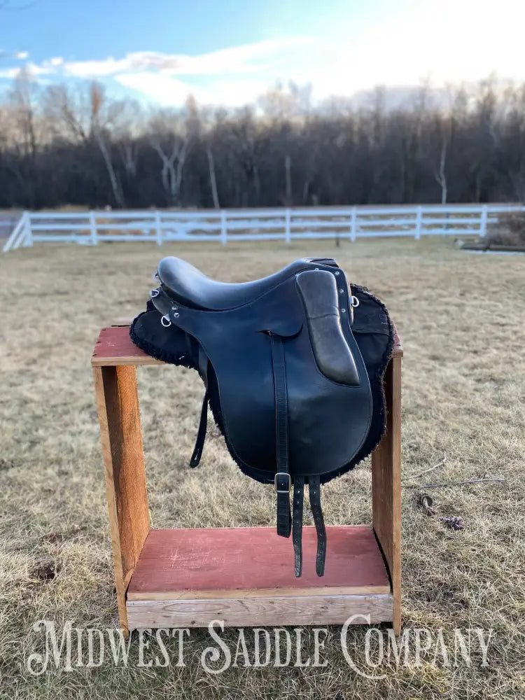 16.5” Hillview Farms Endurance Cutback Saddle - Flex Panel System