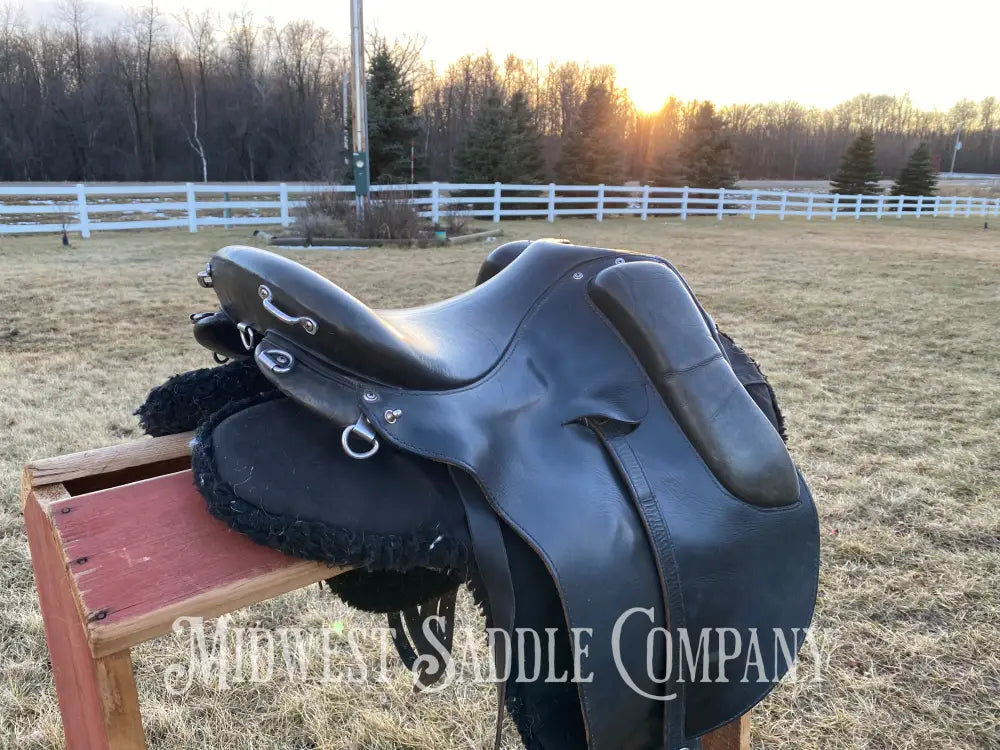 16.5” Hillview Farms Endurance Cutback Saddle - Flex Panel System