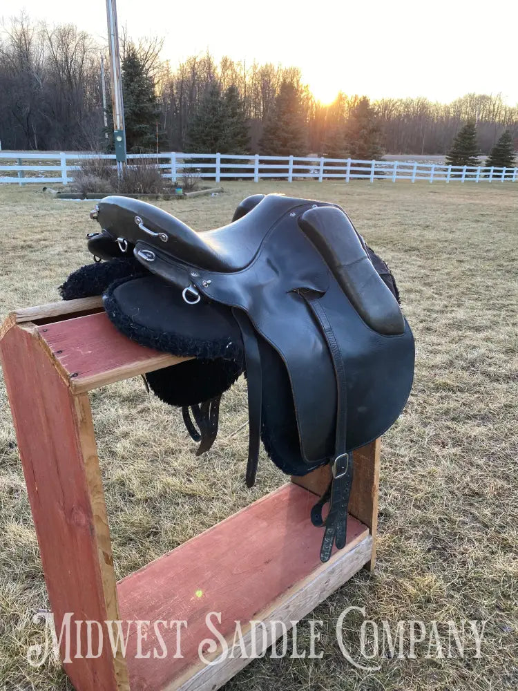 16.5” Hillview Farms Endurance Cutback Saddle - Flex Panel System