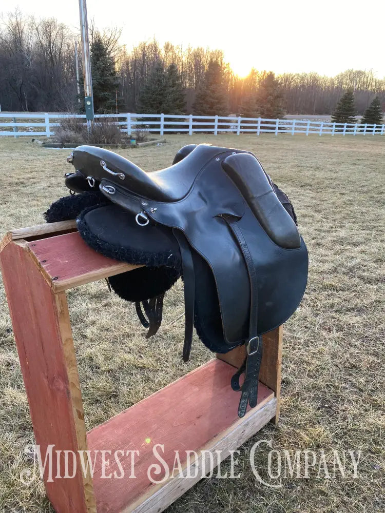 16.5” Hillview Farms Endurance Cutback Saddle - Flex Panel System