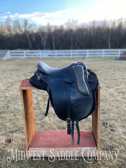 16.5” Hillview Farms Endurance Cutback Saddle - Flex Panel System