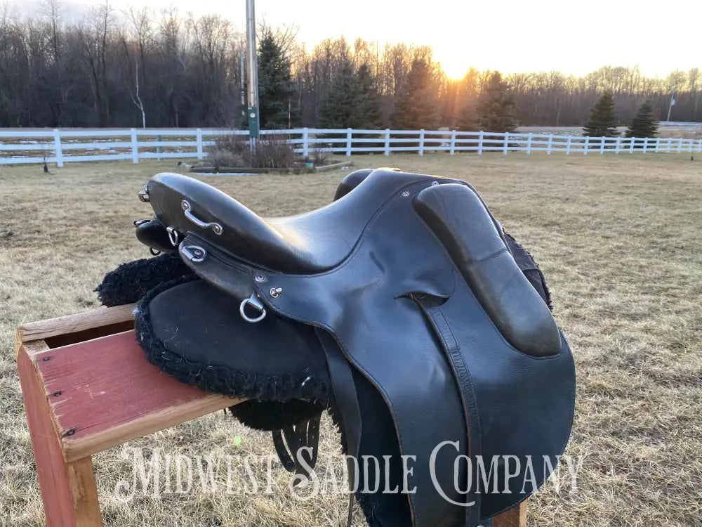 16.5” Hillview Farms Endurance Cutback Saddle - Flex Panel System