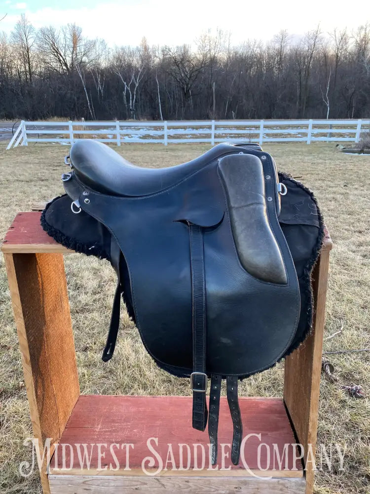 16.5” Hillview Farms Endurance Cutback Saddle - Flex Panel System